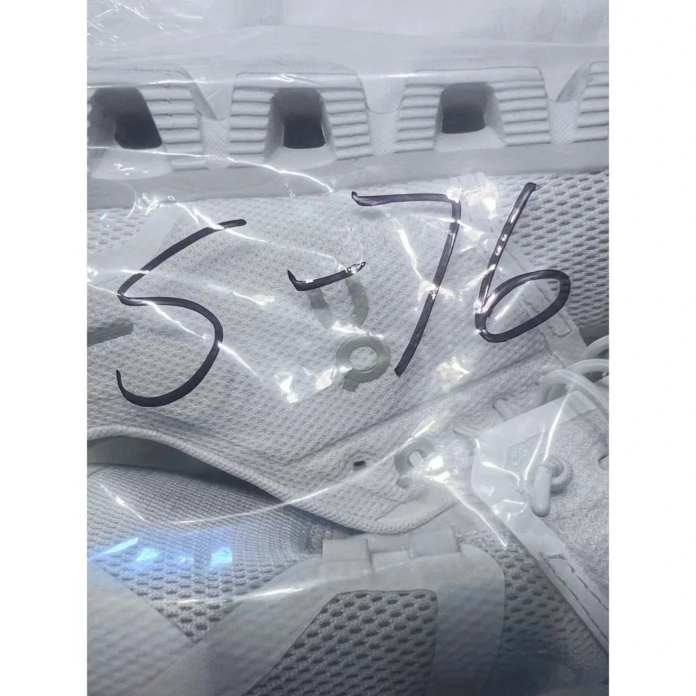 On Cloud 5 Womens Running Shoes White Mesh Sneakers 59.98373 US 9.5
